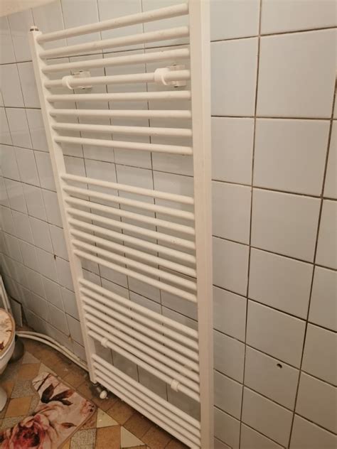 Fotografia klasického rebríkového kúpeľňového radiátora