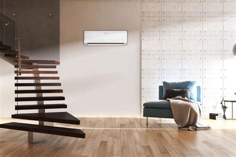 Ilustračná fotografia modernej obývacej izby s nainštalovanou nástennou klimatizáciou.