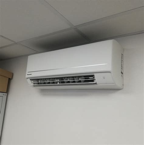 Infografika zobrazujúca odporúčaný výkon klimatizácie podľa veľkosti miestnosti.