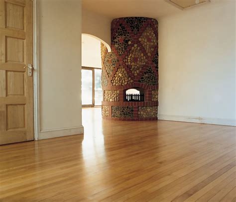 Ilustračná fotografia starožitných kachlí na drevo v interiéri