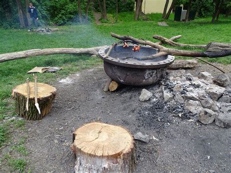 Vizualizácia správneho umiestnenia dreva v ohnisku pre bezpečné a efektívne kúrenie.