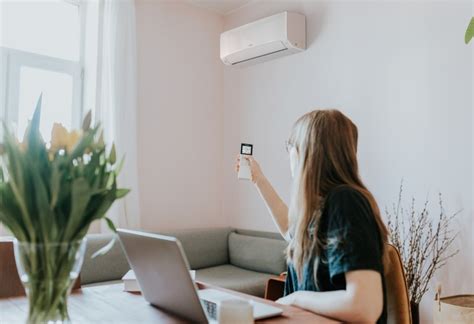 Ilustrácia interiéru s bežiacou klimatizáciou a symbolom I FEEL na diaľkovom ovládači