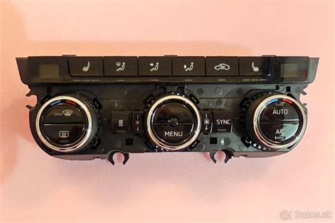 Ovládací panel automatickej klimatizácie s označením jednotlivých tlačidiel a funkcií