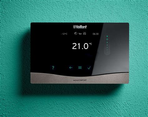 Detailný pohľad na ekvitermický regulátor Vaillant sensoCOMFORT 720 s dotykovým displejom