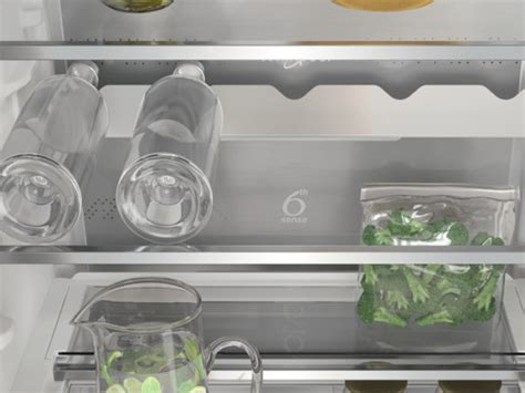 Ilustrácia správneho umiestnenia police v chladničke s detailným pohľadom na upevňovacie háčiky a koľajničky.