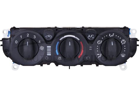 Interiér vozidla s detailom ovládania klimatizácie