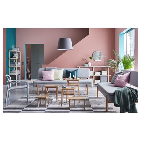 Ilustračná fotografia zobrazujúca modernú obývaciu izbu s klimatizáciou zapnutou počas horúceho letného dňa.