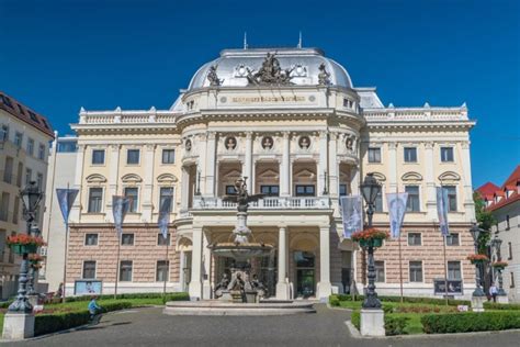 Tematické foto: Historická kamenná budova vystavená dažďu