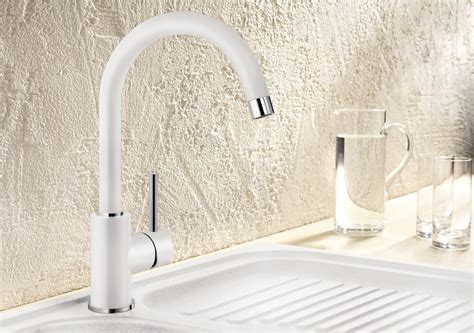 Ilustračná fotografia kuchynskej batérie Blanco Mida s jemne zaobleným ramenom a štíhlym telom