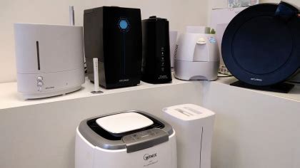 Ilustračná fotografia rôznych typov čističiek a zvlhčovačov vzduchu v modernom interiérovom prostredí.