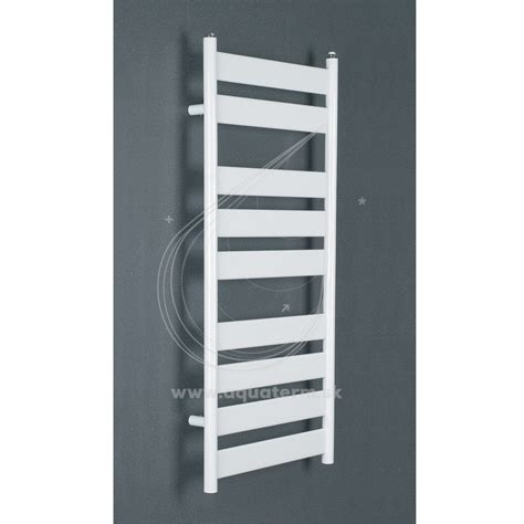 Ilustračná fotografia držiaka na uteráky pripevneného na kúpeľňový radiátor