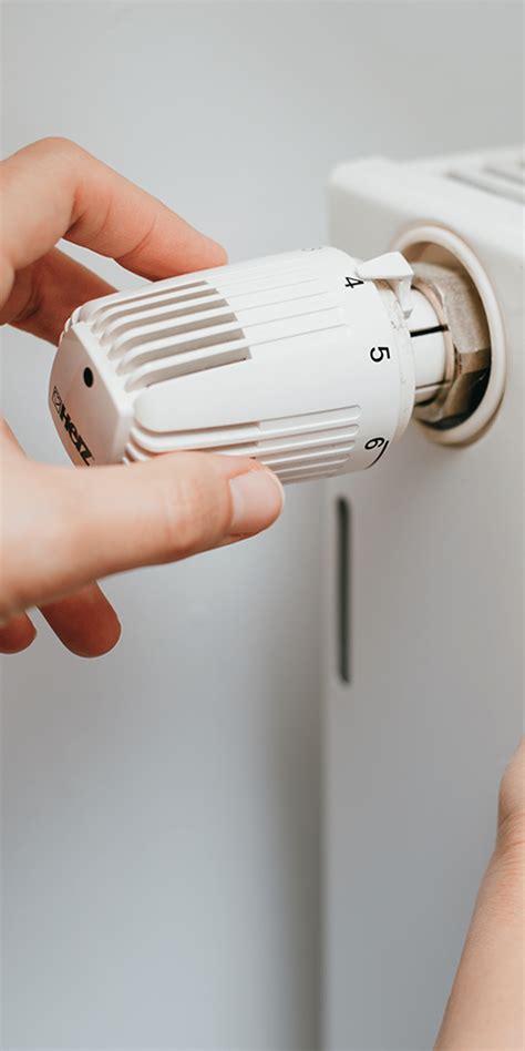 Detailný pohľad na termostatickú hlavicu trojcestného ventilu a jej interakciu s vnútorným mechanizmom.