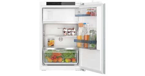 Interiér chladničky s policami a zásuvkami