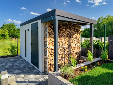 Ilustrácia správneho skladovania dreva pod prístreškom