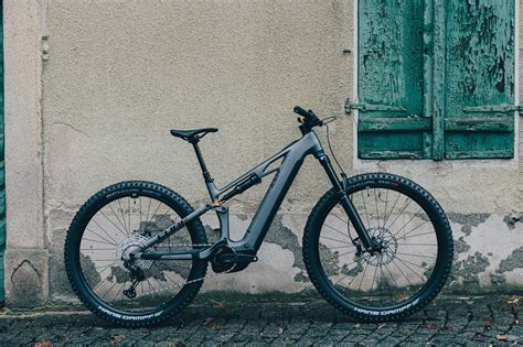 Ilustračná fotografia moderného horského elektrobicykla v prírodnom prostredí.
