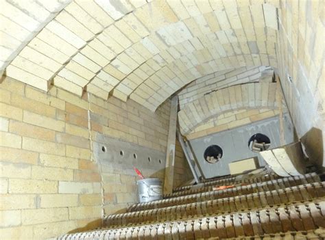 Detail liatinového roštu a šamotu v spaľovacej komore kotla