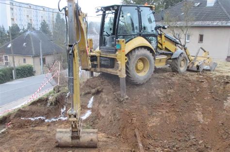 Ilustrácia výkopových prác pre stavbu pivnice.