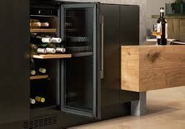 Infografika zobrazujúca ideálne rozmedzie teploty a vlhkosti pre skladovanie vína.