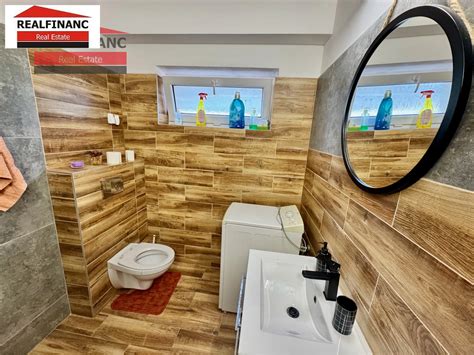 Tematické foto: Kúpeľňa zahalená parou s viditeľnou kondenzáciou