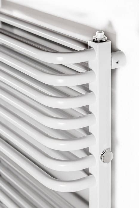 Schéma kúpeľňového radiátora Luxrad Salto Max s vyznačenými rozmermi a pripojovacími bodmi.