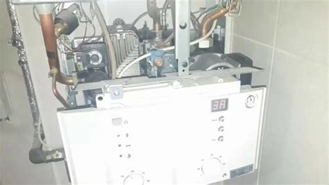 Schéma nástenného plynového kotla Buderus Logamax U052 s vyznačenými komponentmi pre inštaláciu