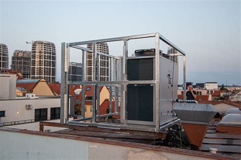 Fotografia technika vykonávajúceho montáž klimatizačnej jednotky