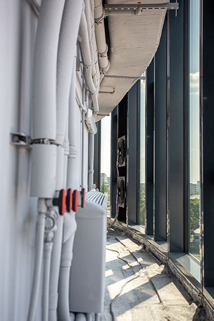 Ilustratívna fotografia vonkajšieho teplotného snímača namontovaného na fasáde budovy.