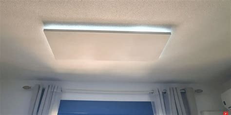 Infračervený panel namontovaný na strope