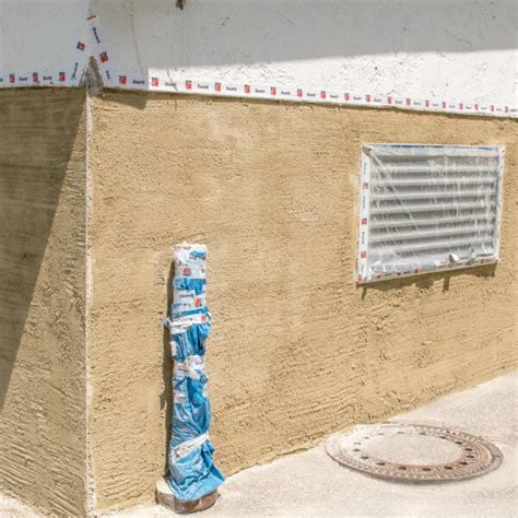 Detail sanačnej omietky na vlhkom murive