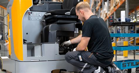 Servisný technik kontroluje kotol