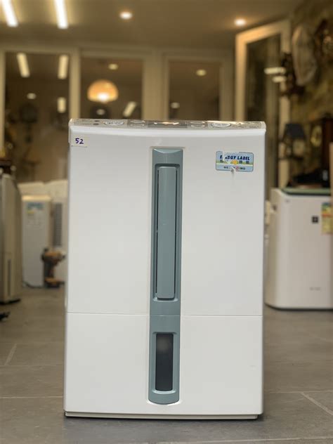 Elegantný moderný odvlhčovač Mitsubishi MJ-E16VX umiestnený v modernom interiéri obývacej izby