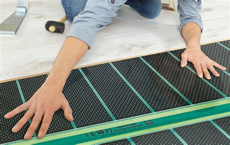 Ukážka elektrických vykurovacích fólií pripravených na inštaláciu pod podlahovú krytinu.
