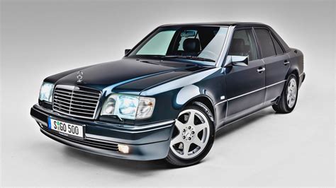 ilustračné foto Mercedes W124 s otvorenou kapotou motora