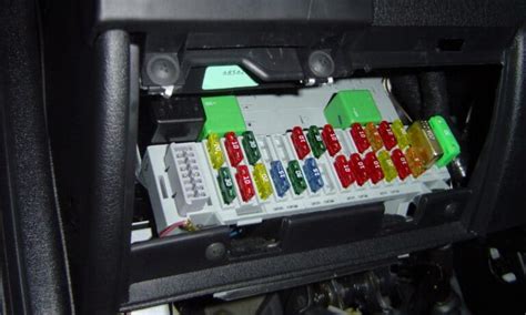 fotografia poistkovej skrinky Mercedes W124 s vyznačenými poistkami