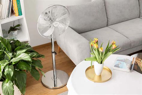 Koláž rôznych typov ventilátorov (stojanový, stĺpový, stolový, stropný).