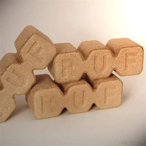 Fotografia drevených brikiet v tvare tehál