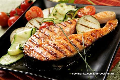 Grilovaný losos na tanieri s prílohou