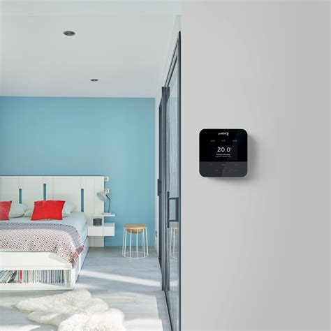 Ilustrácia moderného izbového regulátora MiSet s dotykovým displejom