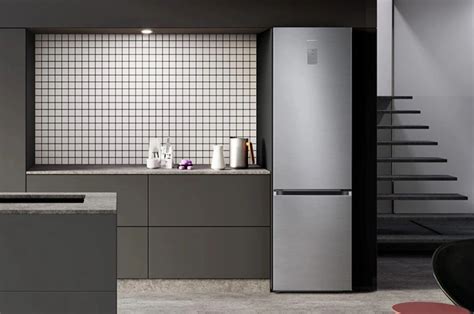 Detail interiéru kombinovanej chladničky Samsung s kovovou zadnou stenou Metal Cooling