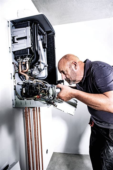 Fotografia technika vykonávajúceho servis plynového kotla.