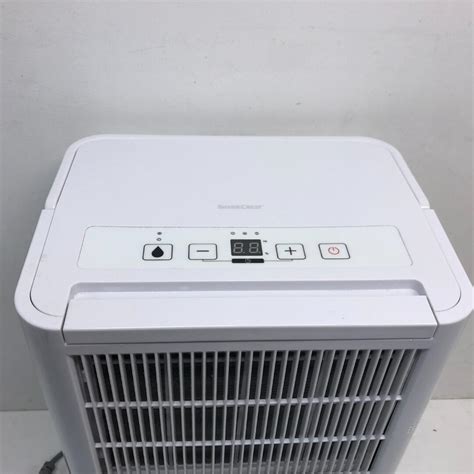 Detailný pohľad na ovládací panel odvlhčovača Silvercrest SLE 280 A2 s LED displejom.