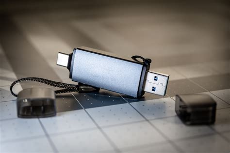 ilustrácia USB ionizátora s viacerými funkciami (aromaterapia, USB porty)