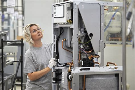 Záber na výrobnú linku v závode Protherm v Skalici s modernými technológiami
