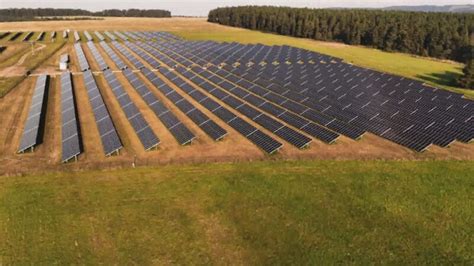 Ilustrácia rôznych miest použitia meniča napätia: auto, kemping, zahraničná dovolenka, chata, solárna elektráreň.