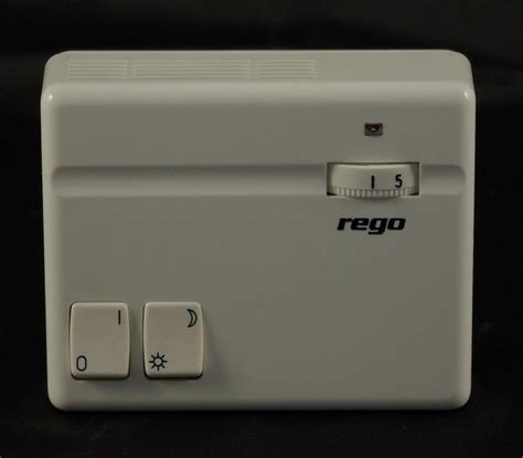 Detailný pohľad na manuálny izbový termostat REGO 97201 s otočným regulátorom teploty
