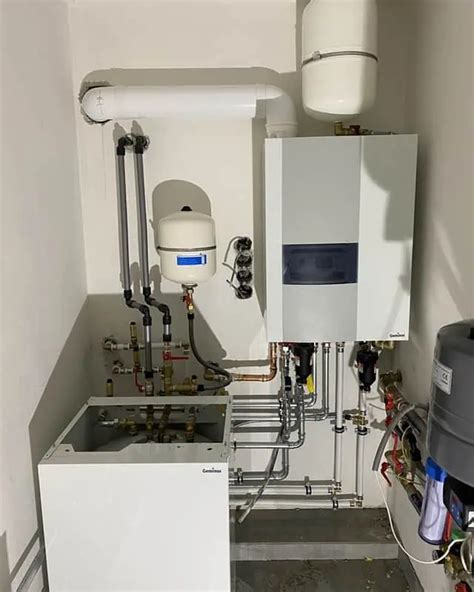 Servisný technik kontroluje plynový kotol