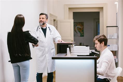 Schéma ultrazvukového zvlhčovača s vyznačenými otvormi pre hmlu a smerom prúdenia.