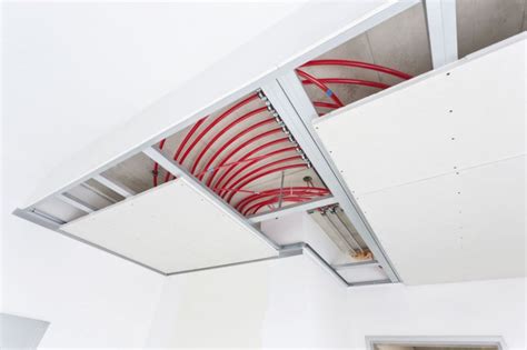 Infografika porovnávajúca mokrý a suchý systém stropného chladenia