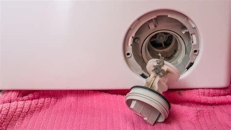 detailný záber na čistenie filtra v automatickej práčke