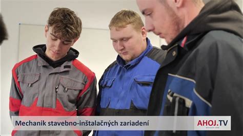 Absolvent mechanik stavebnoinštalačných zariadení pri práci s plánmi alebo inštaláciami